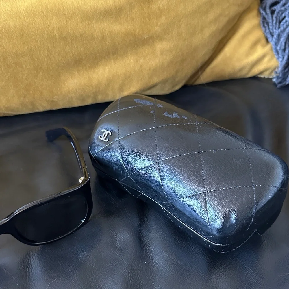 CHANEL Black Crystal-Embellished Sunglasses - Picture 10 of 11